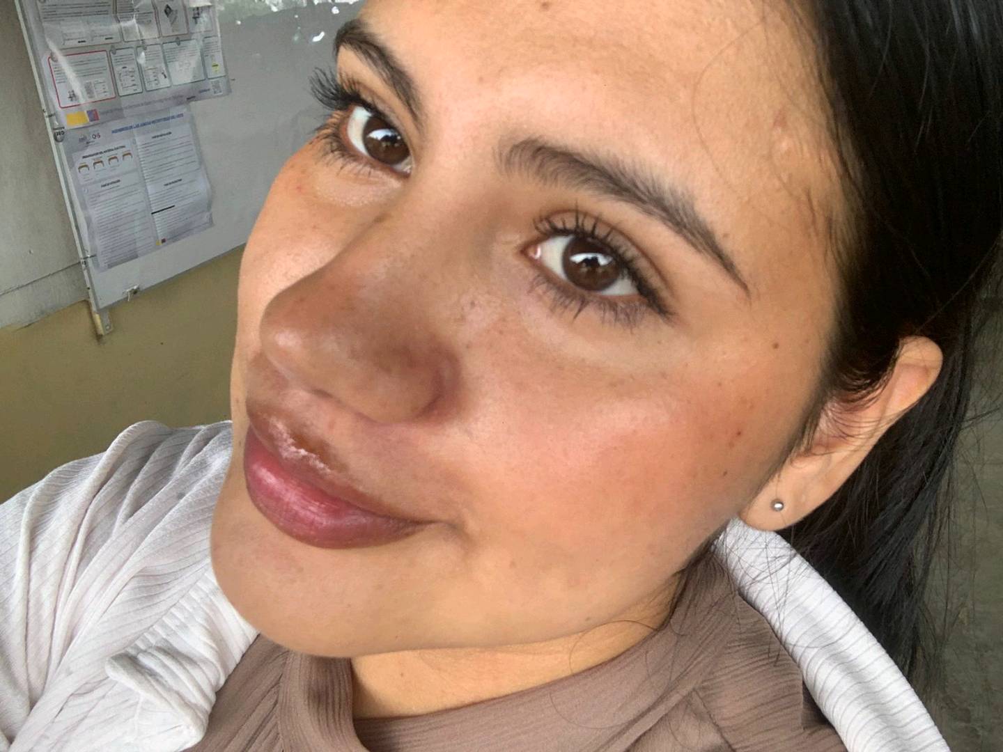 Ekvador’dan Tiffany, güvenli görüntülü sohbet için hazırlanırken